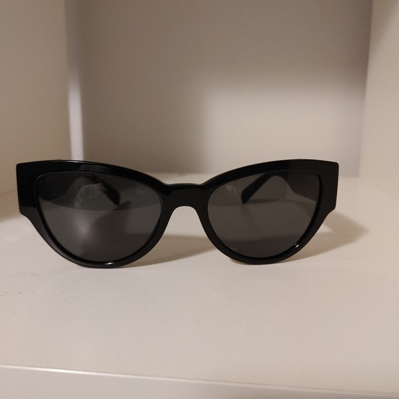 Women's Versace polarized sunglasses. - Picture 4 of 4